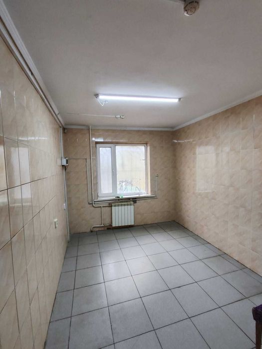 Напротив ТД Бакалея, 42 кв.м.