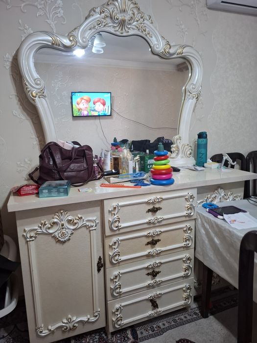 Mebel sotiladi. Holati yaxshi.