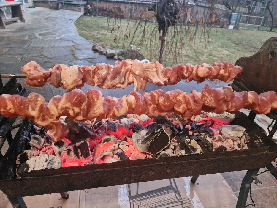 Кипърско-Гръцко барбекю. Кипърска Сувла. Грил-пиле. Барбекю на дървен