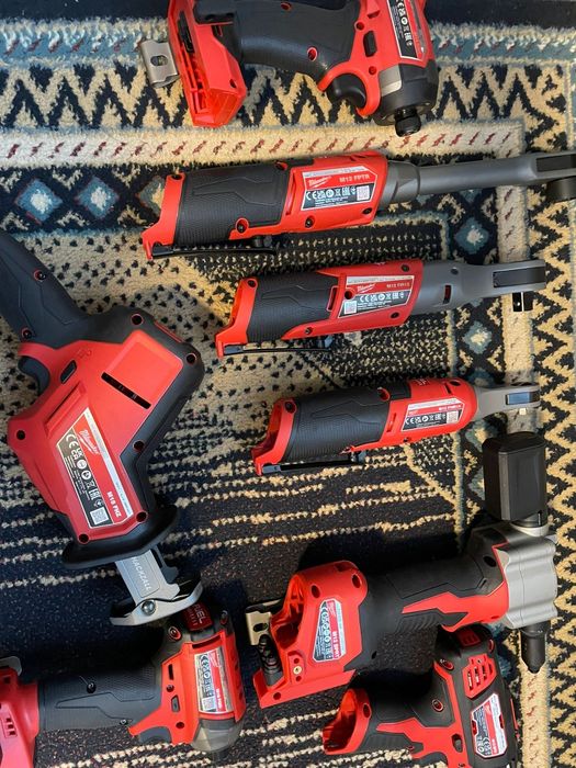 Vând scule Milwaukee m12 M18