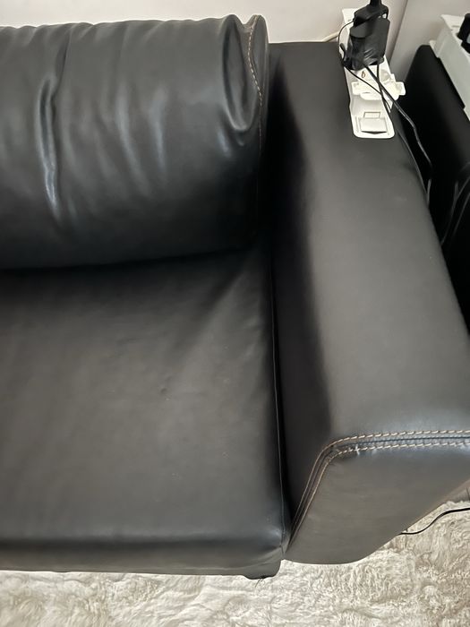 Двуместен кожен диван с опция сън. Използван в добро състояние.