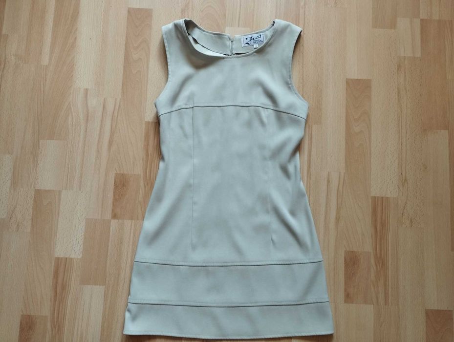 Costum rochie scurta și sacou bej