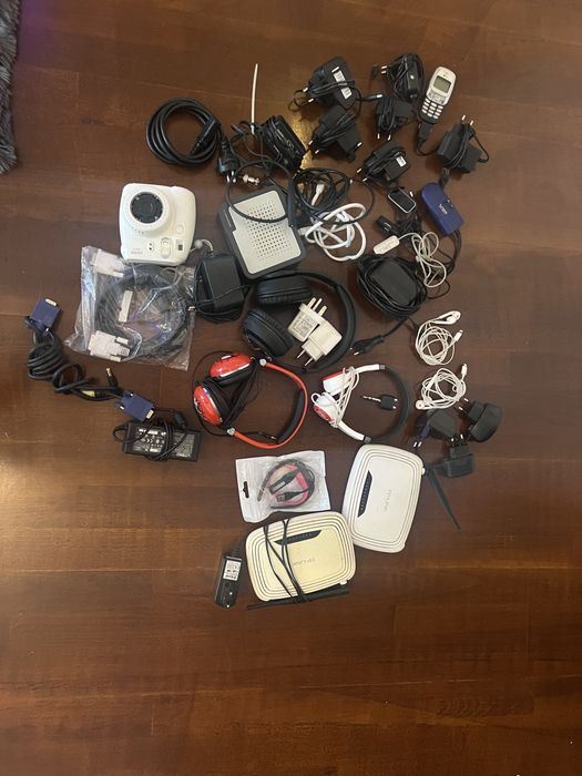 Lot diverse cabluri, încărcătoare telefoane,etc…