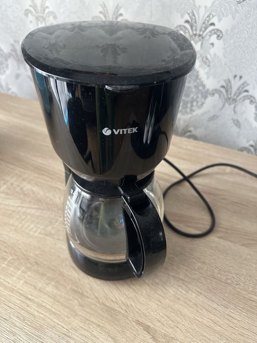 Кофеварка Vitek в рабочем состоянии