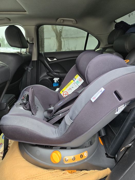 Vând scaun de mașină Chicco AroundU iSize
