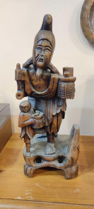 Красива ръчно изработена фигурка от старо дърво