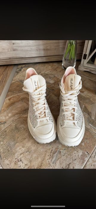 Нови Converse
