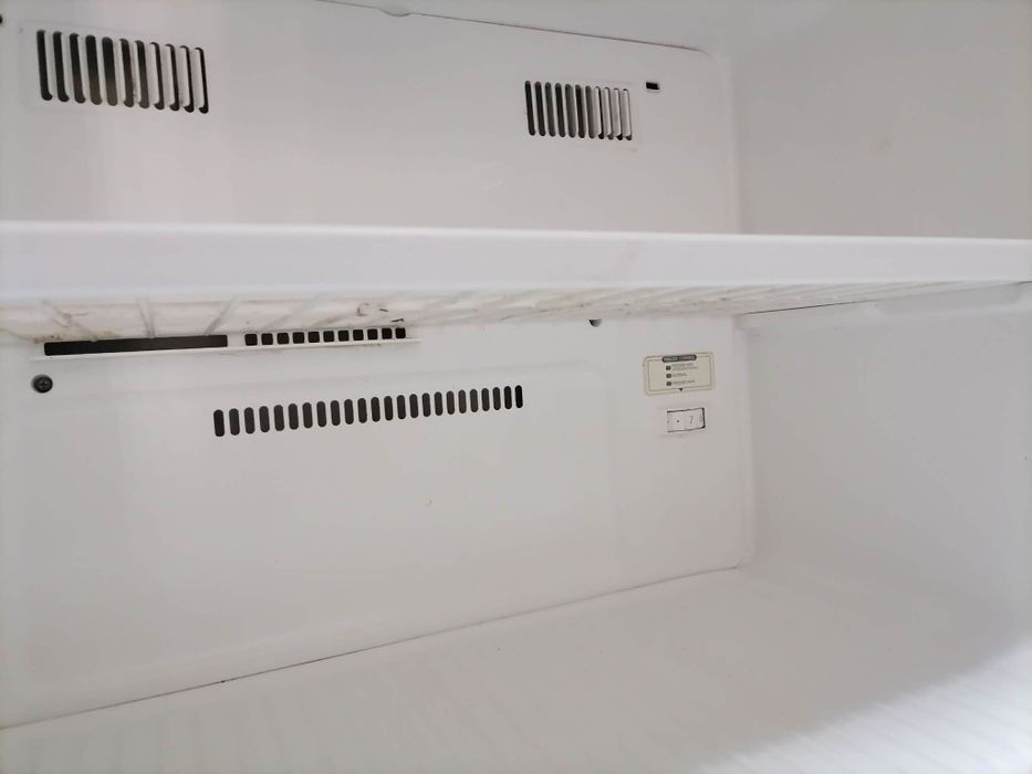 Продавам хладилник с фризер LG