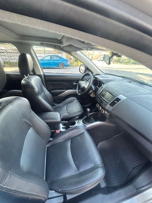 Vând Mitsubishi Outlender