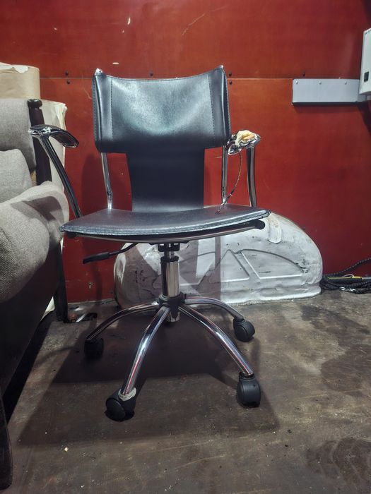 Мебели,стол,табуретки,диван