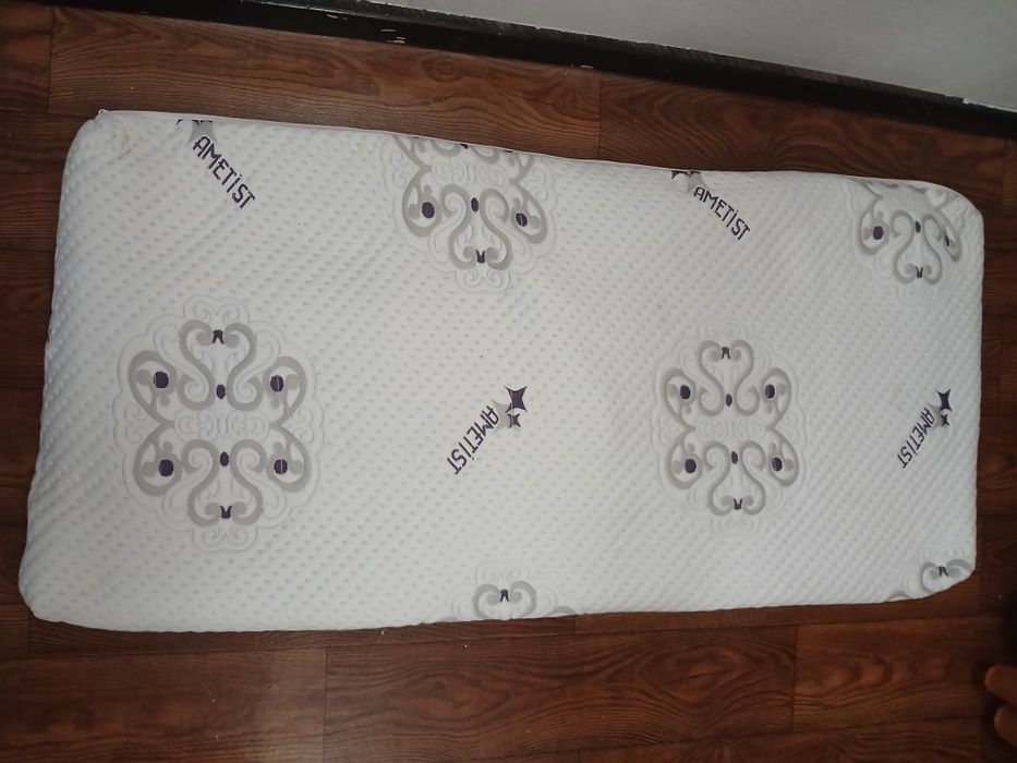 Bolalar uchun yotog' Yonida matras qoshib padarka