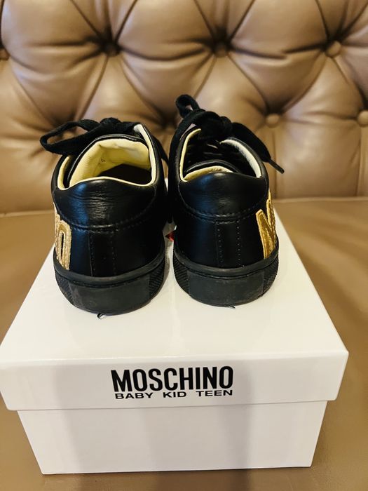 Adidasi MOSCHINO, negri