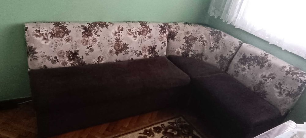 Продавам ъглов кухненски диван