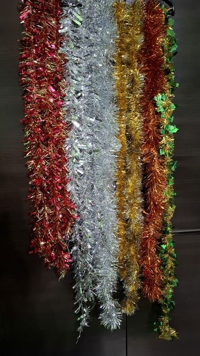 Коледни играчки и герлянди