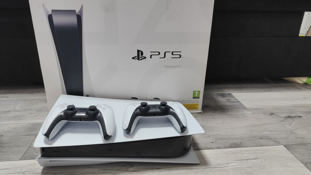 PlayStation 5 disc edition + controlere