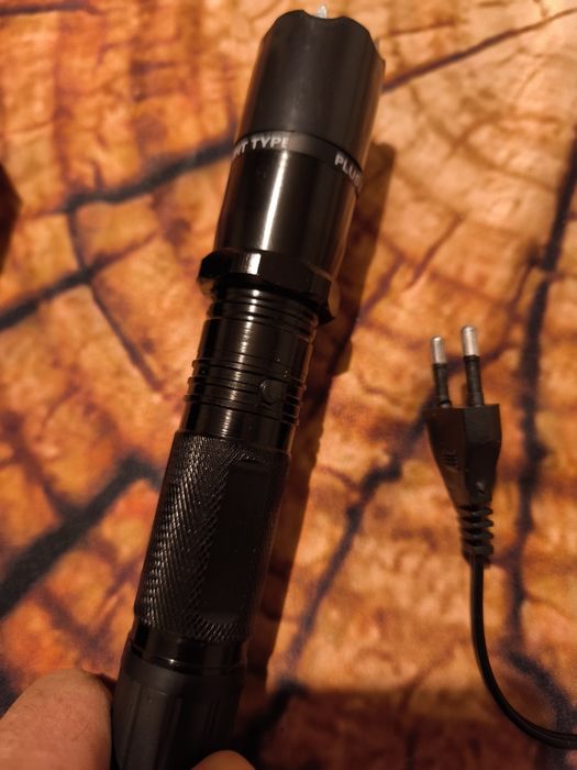 Фенер с електрошок и вграден лазер