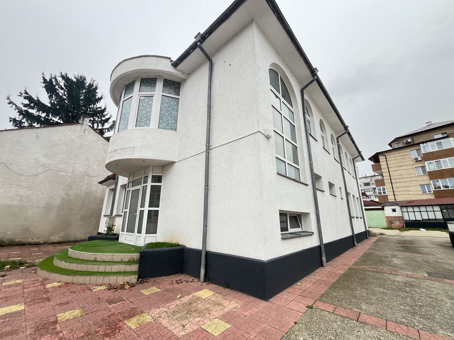 Офис сграда и жилищна сграда с гаражи