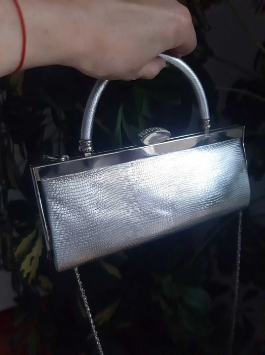 Poseta argintie eleganta, noua din piele,cu lant pe umar pentru ocazie