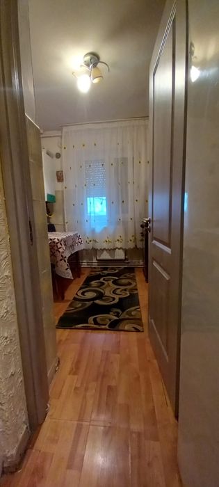 Inchiriez apartament  cu 2 camere etaj 1 la piata mare