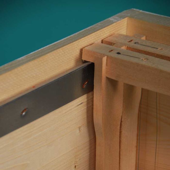 Stup complet cu balconas de 12 rame, Magazie, rame insarmate, hranitor