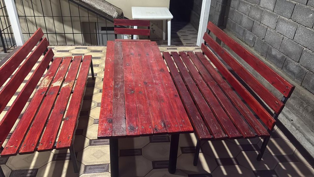 Стол,2 скамейки,2 стулья