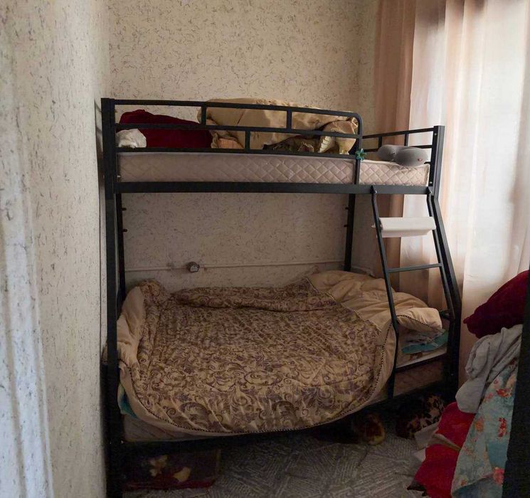 Металлическая двухярусная кровать