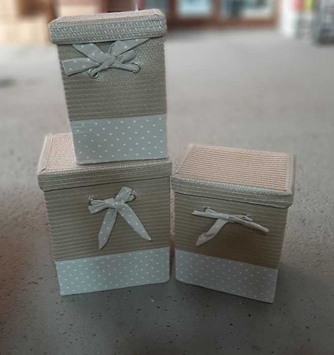 Плетеная корзина для белья по внешнему виду похожа на ротанговую.