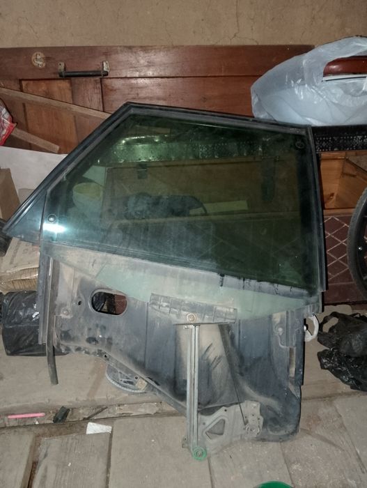 Продам боковое стекло Ауди 100 с 3