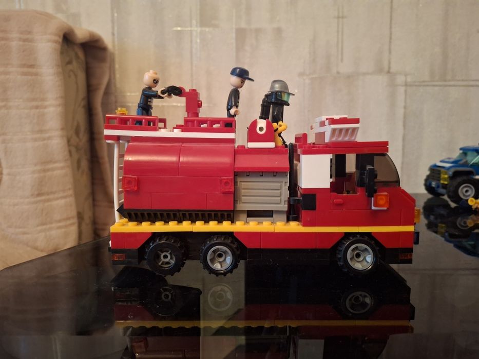Игрушка лего пожарная машина