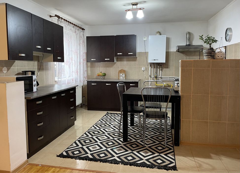 Vând casă spațioasă, ideală locuință sau birou