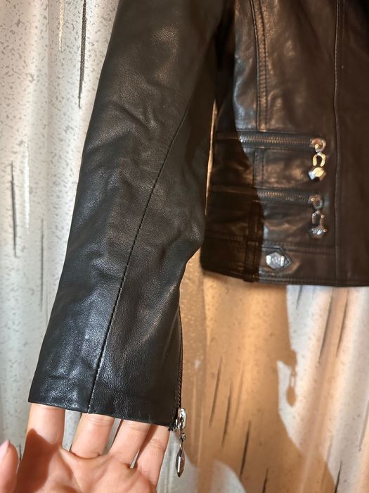 Vand geaca de dama neagra Philipp Plein, cu desing elegant, croiala biker, fermoar asimetric. Geaca este intr-o stare foarte buna.