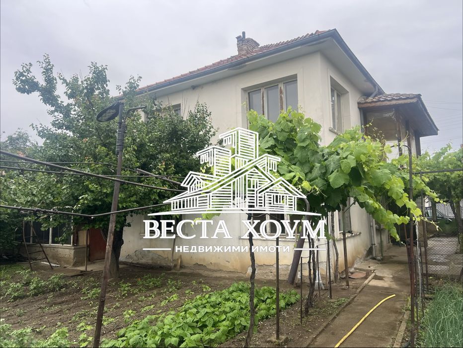 Двуетажна къща в гр. Крън