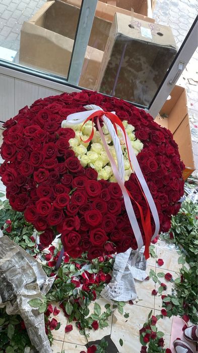 Цветы 303 роза свежие,и красивые в корзине