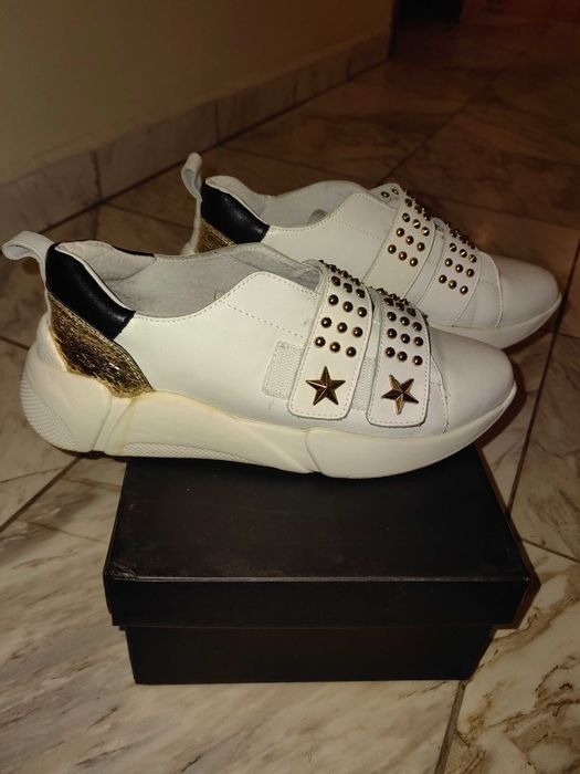 бели кожени сникърси