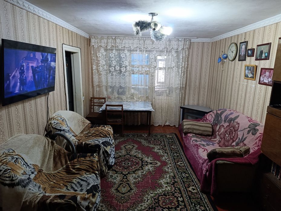 Продам чиланзар 8.  Трёх комнатная .  Балкон 2*6