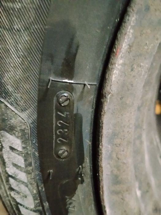 Vând 2 cauciucuri de iarna cu jante și capace( Opel)175 65 14