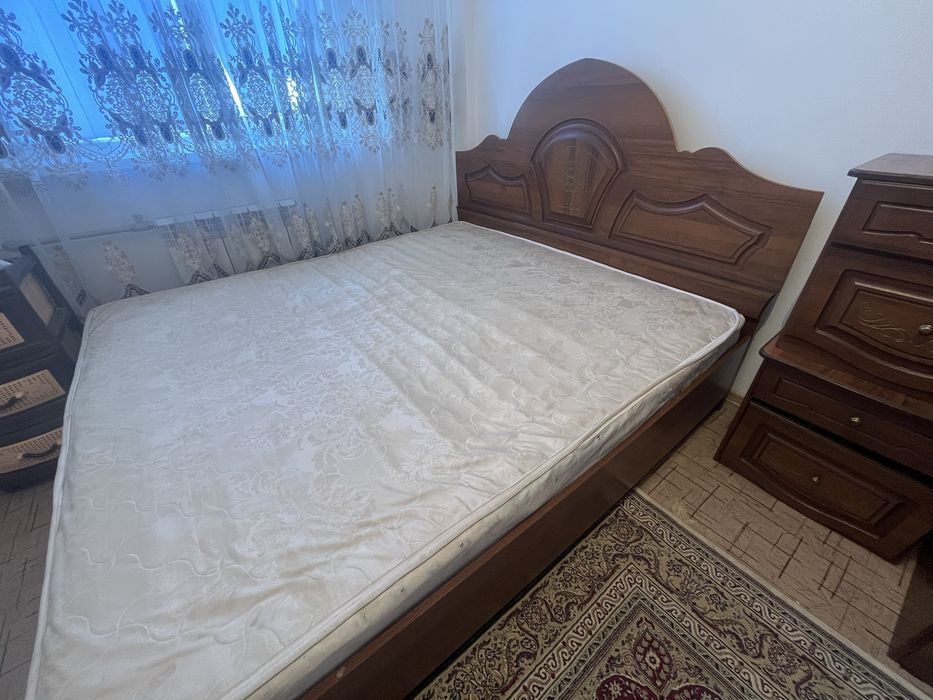 Продам двуспальную кровать с матрасом