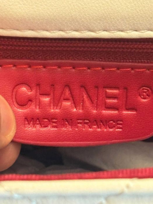 Geantă damă albă matlasată, stil Chanel, lanț auriu
