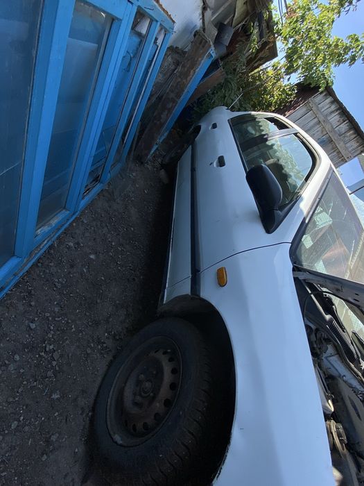 Nissan Primera и мотоцикл в профиле