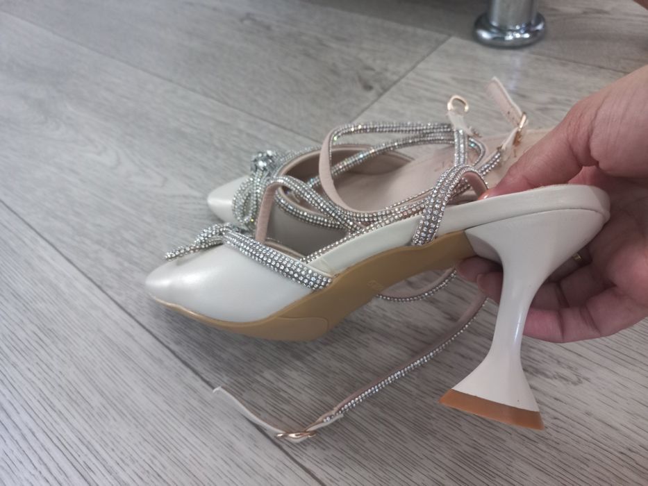 Бежевые босоножки