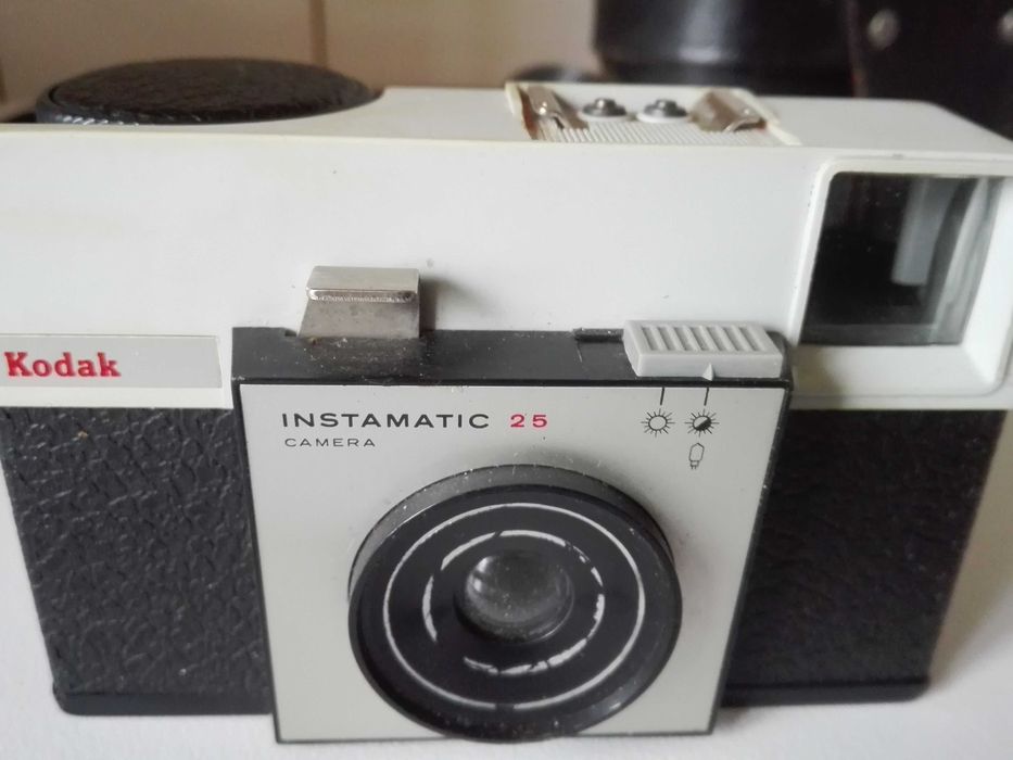Фотоапарати  Perfekta II и Kodak Instamatic 25 Camera.