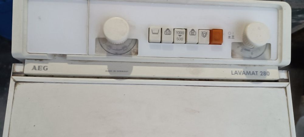 Продавам пералня AEG