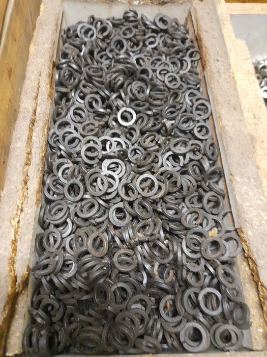 Болтове,гайки,шайби и зегерки