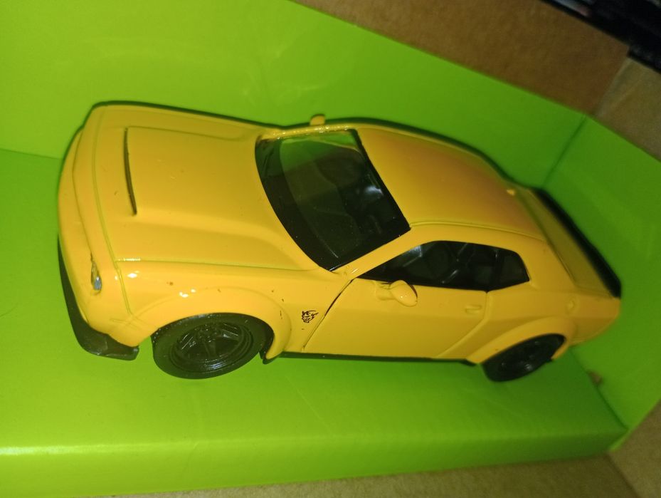 Модели машин 1/32. Yellow