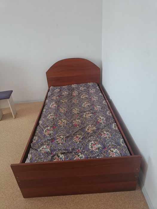 Кровать с матрасом