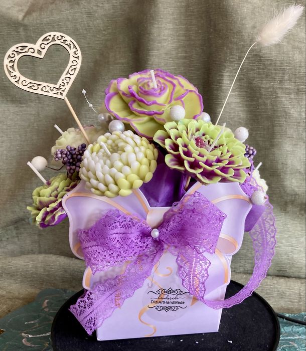 Луксозен букет от соеви  свещи в тюркоаз и бяло – ръчна изработка