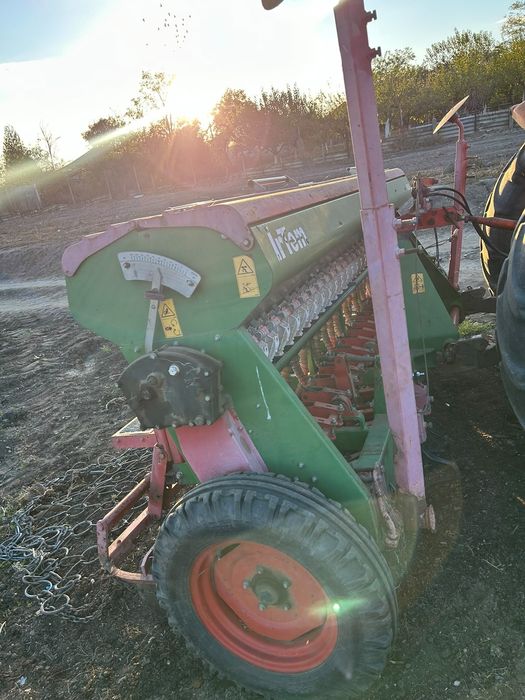 Vând semănătoare de păioase irtem UD 3500