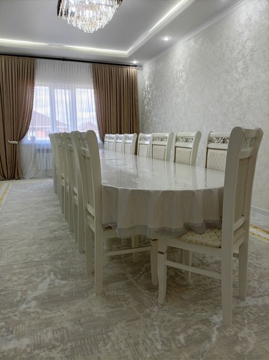 Қонақ бөлмесіне арналған стол стулясымен сатылады