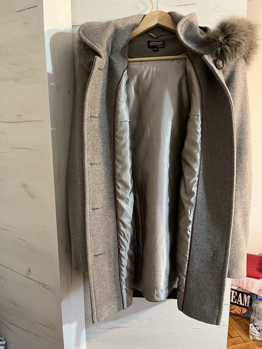 Palton dama de calitate cu gluga 80% lana marime 50 in stare perfecta