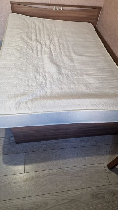 Продам кровать с матрасом вместе ( после химчистки )